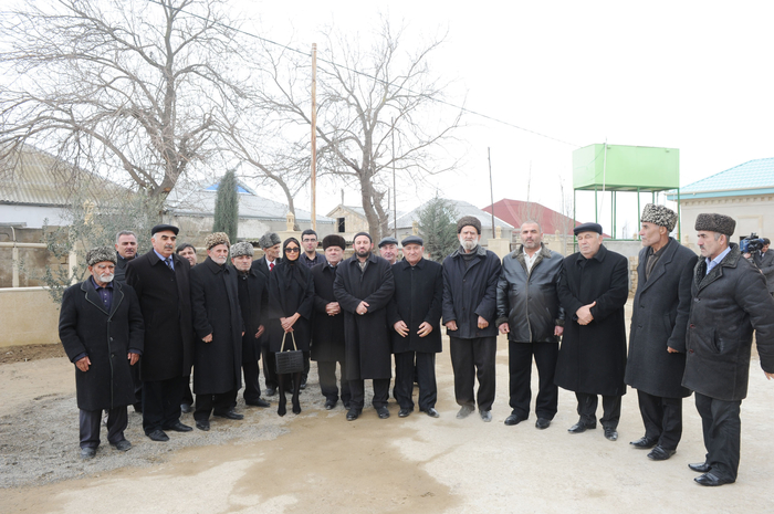 Birinci xanım Mehriban Əliyeva Xəzər rayonunda təmiri və əsaslı surətdə yenidən qurulması nəzərdə tutulan bir sıra obyektlərdə olub (FOTO)